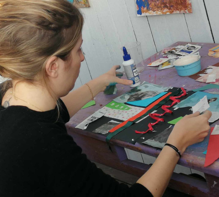 femme en train de faire du collage lors d'un atelier d'art-thérapie
