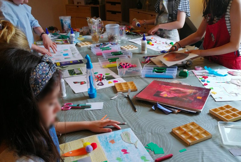 stage créatif pour enfants, ceux-ci sont en train de faire du collage