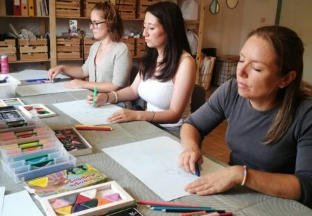 3 femmes dessinent les yeux fermés